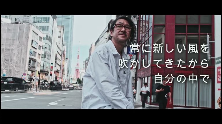 街を歩く古藤格啓先生