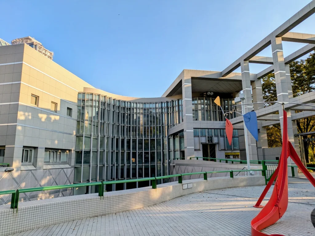 名古屋市美術館の建物と屋外彫刻